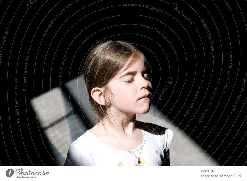 erstrahlt Kind Mädchen 1 Mensch 3-8 Jahre Kindheit brünett langhaarig stehen außergewöhnlich schwarz weiß grell Farbfoto Außenaufnahme Tag Licht Schatten