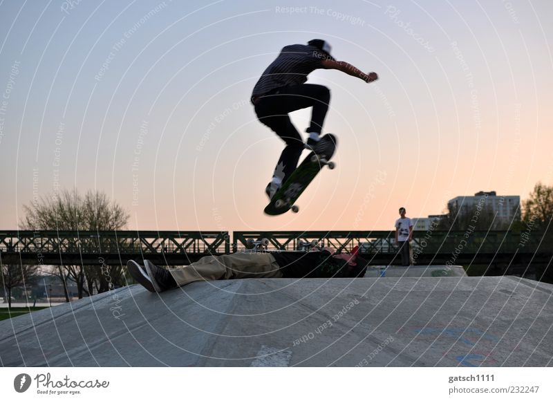 TRUST Skateplatz Trick Jump Sport Skateboard Junger Mann Jugendliche Freundschaft Brücke Beton fliegen springen außergewöhnlich sportlich verrückt Freude