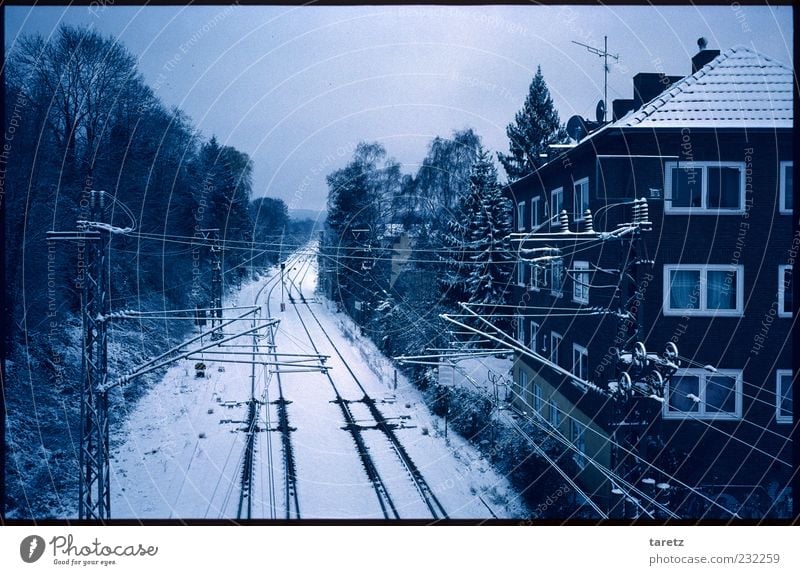 Das Detail Winter schlechtes Wetter Aachen Haus Fassade Güterverkehr & Logistik Gleise Krach Stress dunkel kalt leer Eisenbahn Oberleitung ruhig