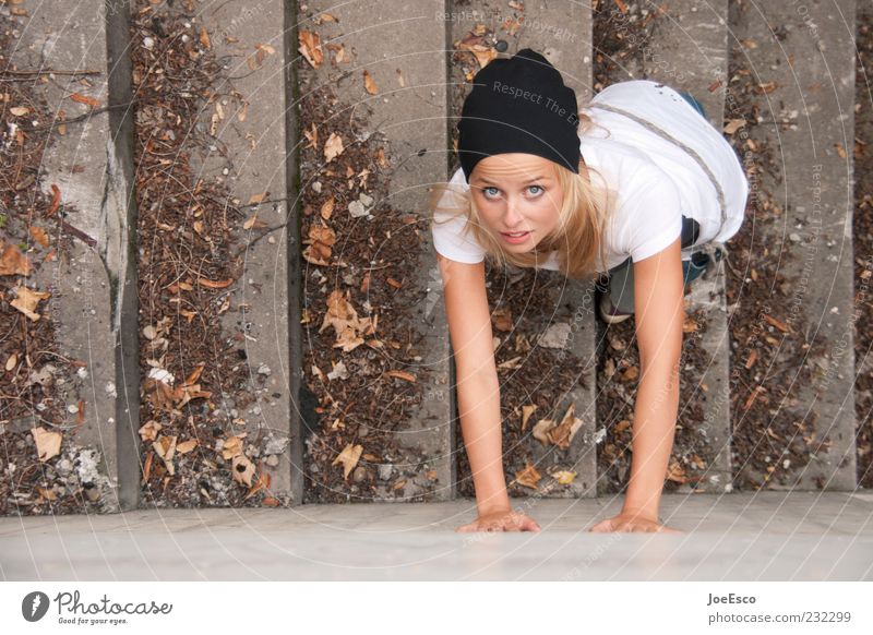 #232299 Lifestyle Frau Erwachsene 1 Mensch 18-30 Jahre Jugendliche Mauer Wand Treppe Mütze blond beobachten stehen Coolness trendy einzigartig schön