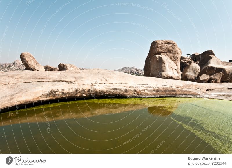 Grüner See Landschaft Wasser Natur Indien Hampi grün Stein Felsen braun Himmel Farbfoto Außenaufnahme Textfreiraum oben Tag Pfütze Menschenleer