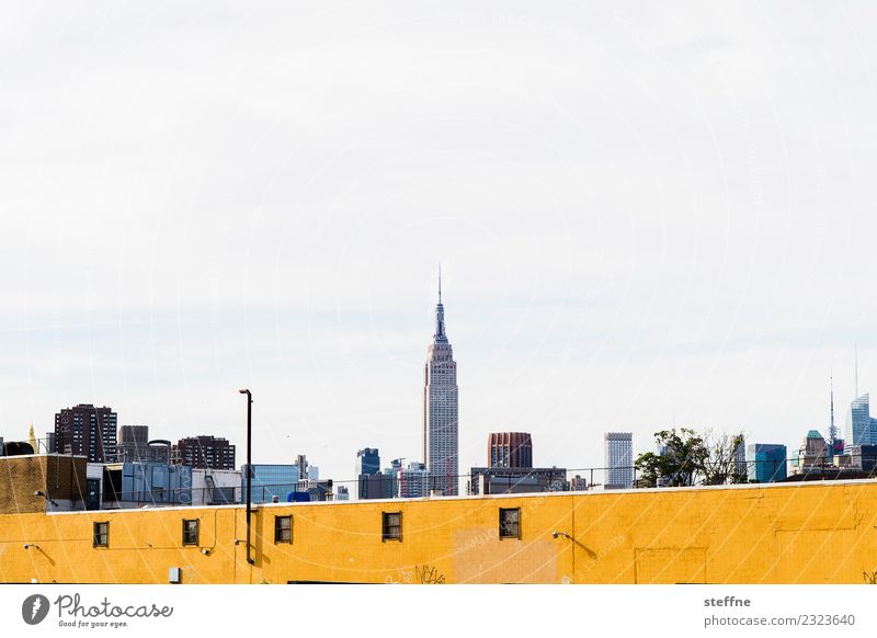 Manhattan Skyline mit Empire State Building Stadt New York City gelbe wand Mauer Farbfoto Textfreiraum oben