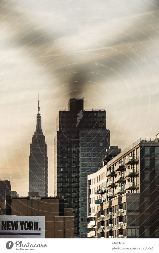 NEW YORK schriftzug vor silhouette des empire state building Stadt Skyline New York City Manhattan Empire State Building Schriftzeichen Wohnhaus Zaun Farbfoto