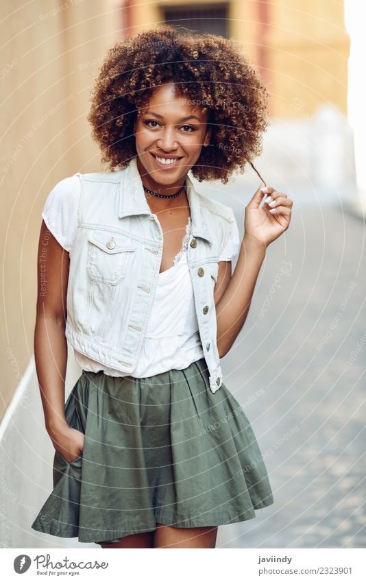 Junge schwarze Frau, Afro-Frisur, lächelnd auf der Straße. Lifestyle Stil schön Haare & Frisuren Gesicht Mensch feminin Junge Frau Jugendliche Erwachsene 1