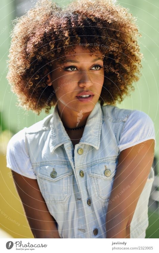 Junge schwarze Frau, Afro-Frisur, auf der Straße Lifestyle Stil schön Haare & Frisuren Gesicht Mensch feminin Junge Frau Jugendliche Erwachsene 1 18-30 Jahre