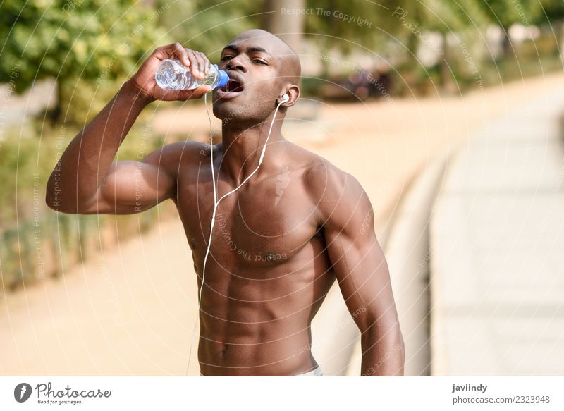 Fit shirtless jungen schwarzen Mann Trinkwasser nach dem Laufen trinken Flasche Lifestyle Körper Sport Joggen Mensch maskulin Junger Mann Jugendliche Erwachsene