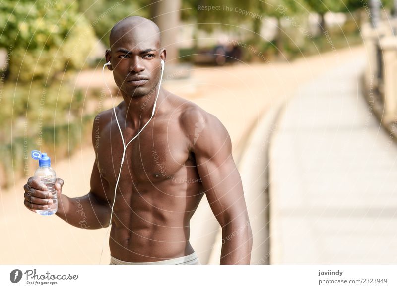 Fit shirtless jungen schwarzen Mann Trinkwasser nach dem Laufen trinken Flasche Lifestyle Körper Sport Joggen Mensch Erwachsene Fitness Erotik muskulös nackt