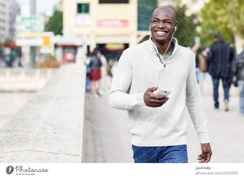 Lächelnder schwarzer Mann mit Smartphone in der Hand Lifestyle Glück Gesicht Technik & Technologie Mensch maskulin Junger Mann Jugendliche Erwachsene 1