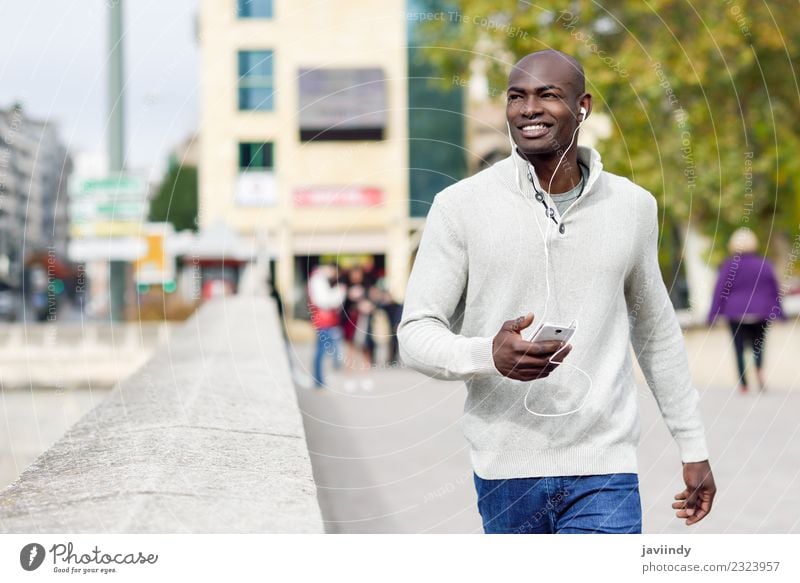 Schwarzer Mann mit Smartphone in der Hand im Freien Lifestyle Glück schön Gesicht Telefon PDA Technik & Technologie Mensch Junger Mann Jugendliche Erwachsene 1