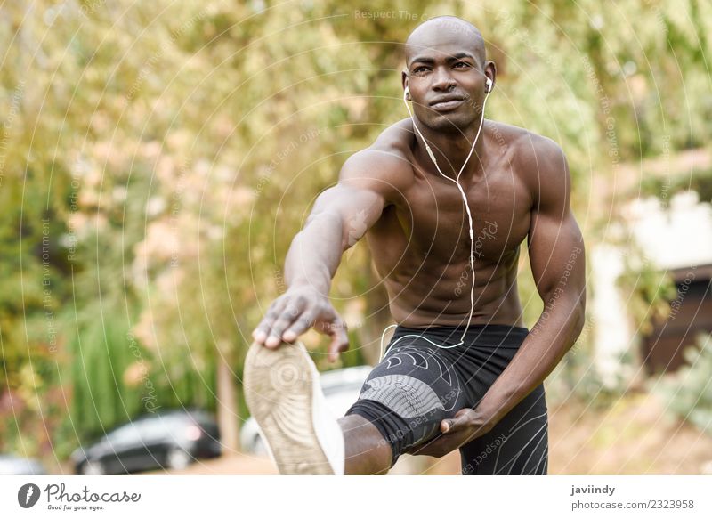 Fit shirtless jungen schwarzen Mann tun Stretching Lifestyle Körper Sport Mensch Junger Mann Jugendliche Erwachsene Brust 1 18-30 Jahre Fitness Erotik muskulös