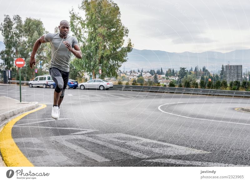 Schwarzer Mann läuft im Freien auf der Straße. Lifestyle Körper Sport Joggen Mensch maskulin Junger Mann Jugendliche Erwachsene 1 18-30 Jahre Fitness muskulös