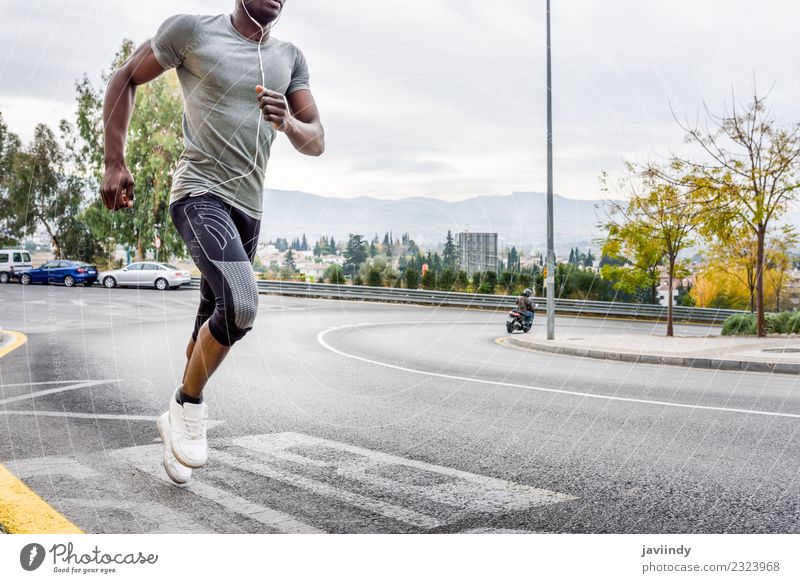 Schwarzer Mann läuft im Freien auf der Straße. Lifestyle Körper Sport Joggen Mensch maskulin Junger Mann Jugendliche Erwachsene 1 18-30 Jahre Fitness muskulös