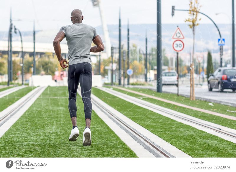 Rückansicht eines schwarzen Mannes, der im urbanen Hintergrund läuft. Lifestyle Körper Sport Joggen Mensch maskulin Junge Frau Jugendliche Erwachsene 1
