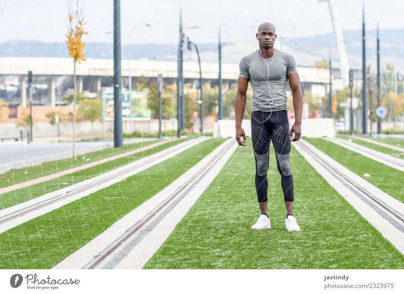 Attraktiver schwarzer Mann, der bereit ist, im urbanen Hintergrund zu laufen. Lifestyle Sport Joggen Mensch Junger Mann Jugendliche Erwachsene Fuß 1 18-30 Jahre