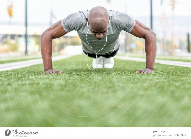 Fitness schwarzer Mann beim Trainieren von Liegestützen im Freien Lifestyle Körper Sport Headset Mensch maskulin Junger Mann Jugendliche Erwachsene 1