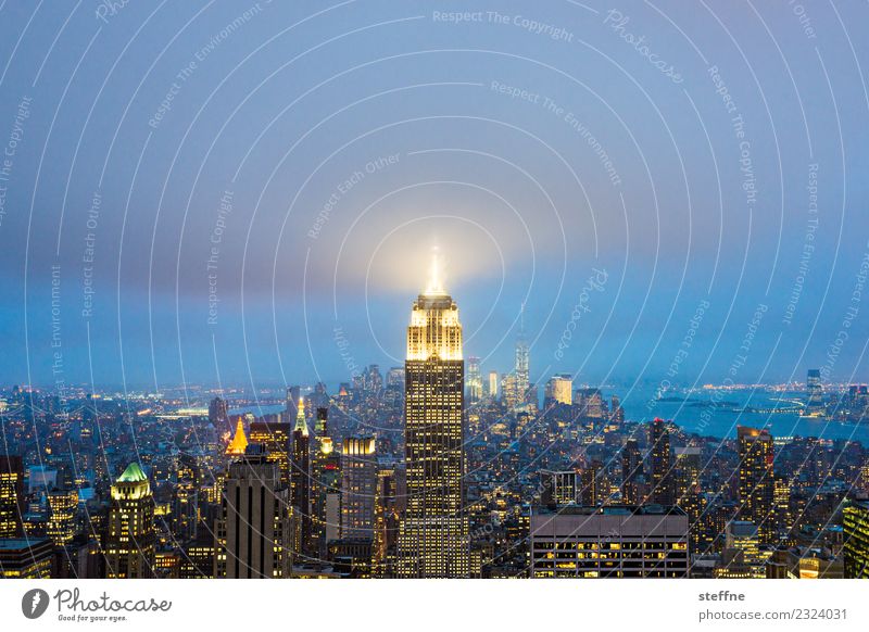 Empire State Building, leuchtend Skyline überbevölkert Stadt New York City Manhattan Beleuchtung Lichtermeer ästhetisch Aussicht Überblick Farbfoto