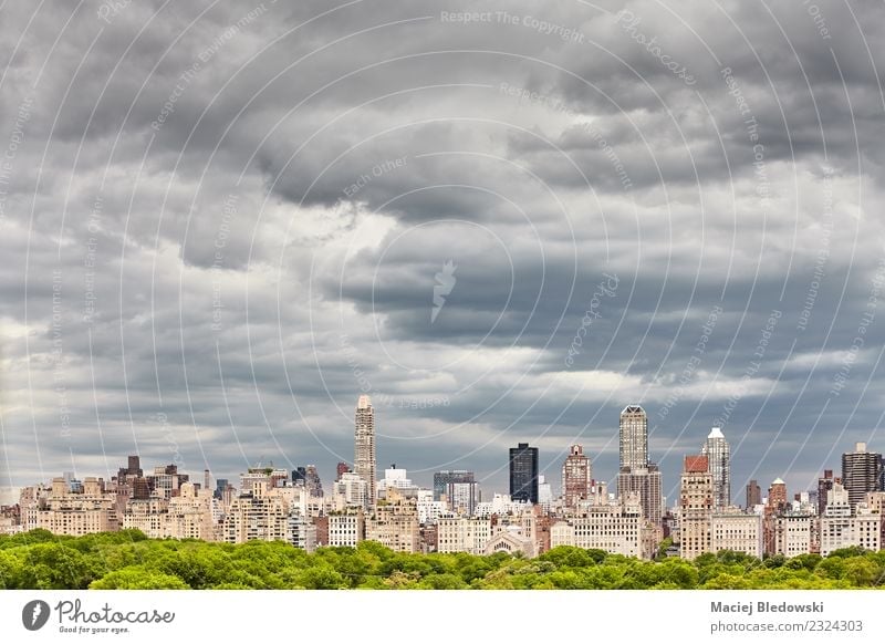 Stürmische Wolkenlandschaft über der Skyline von Manhattan, NYC. Sightseeing Städtereise Häusliches Leben Wohnung Arbeitsplatz Büro Landschaft Himmel