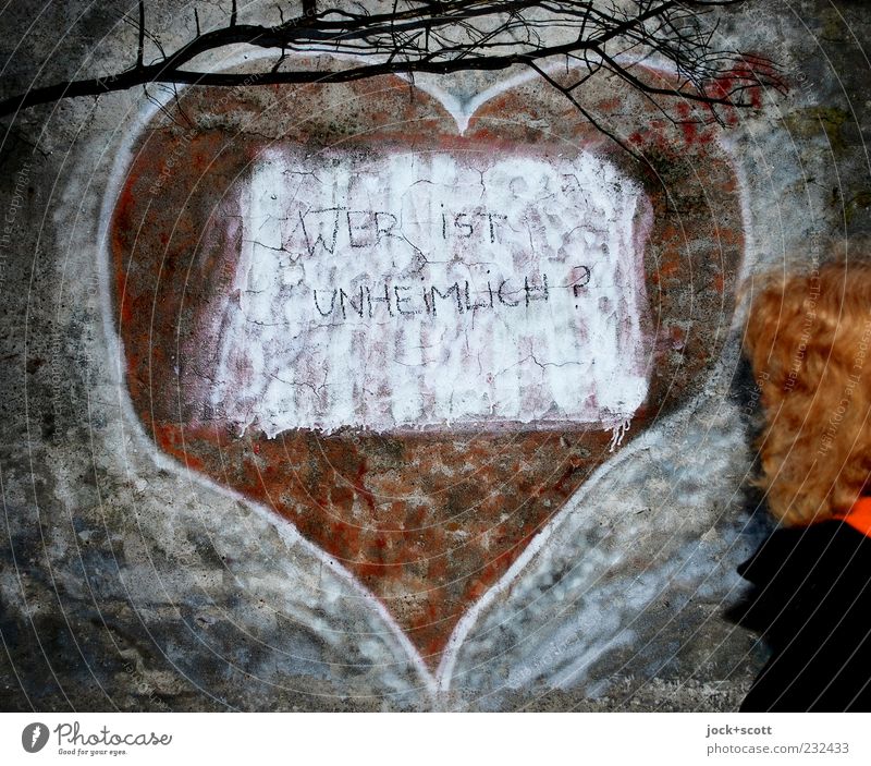wer ist unheimlich? Frau Erwachsene Haare & Frisuren Mensch Kreuzberg Mauer rothaarig Locken Zeichen Graffiti Herz Denken kalt Neugier Interesse geheimnisvoll