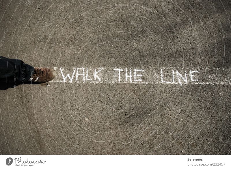 Walk the line! Freizeit & Hobby Spielen Mensch Fuß Fußgänger Straße Schuhe Zeichen Schriftzeichen Linie Streifen gehen laufen auffordern Kreide weiß Farbfoto