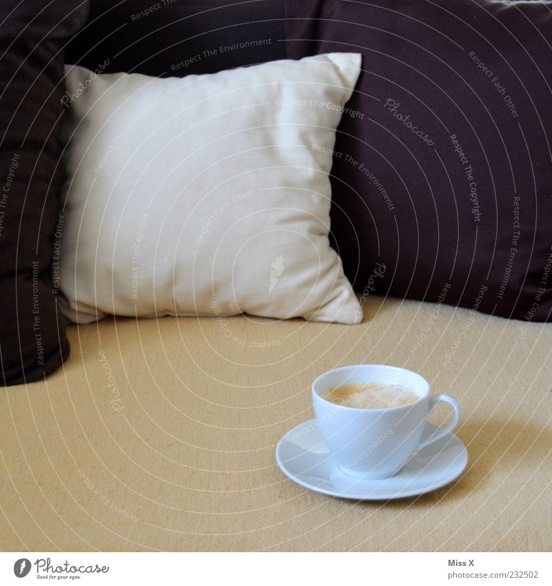 Tässchen Getränk Heißgetränk Kakao Kaffee Wohlgefühl ruhig Sofa Sessel Duft Flüssigkeit lecker süß braun Erholung genießen Pause Kaffeetasse Kaffeetrinken