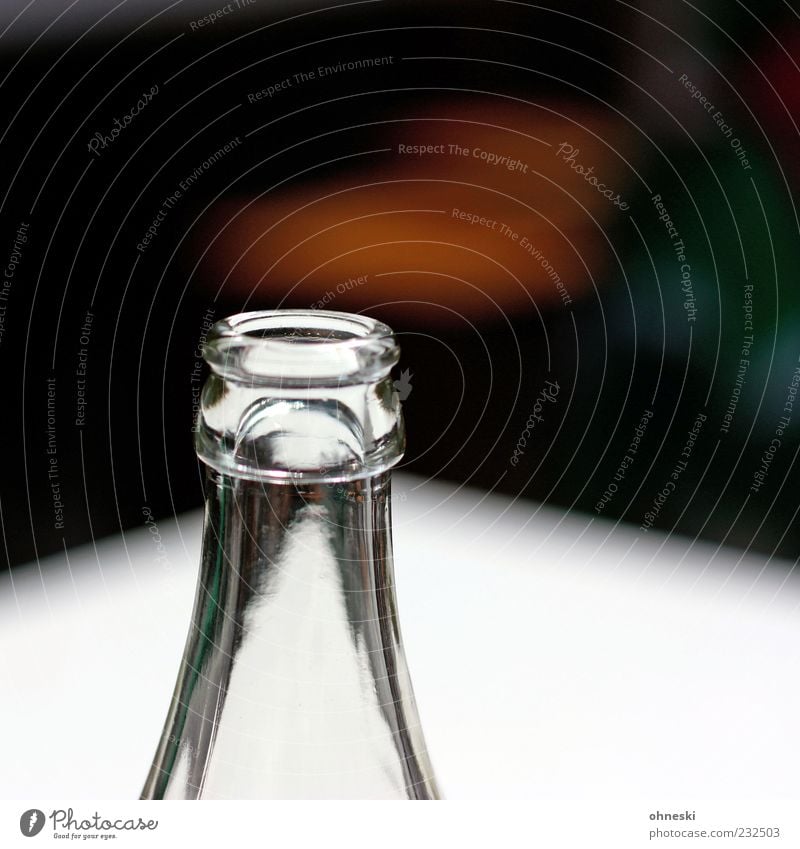 Flasche leer Getränk Erfrischungsgetränk Flaschenhals Glas weiß durchsichtig Durst Farbfoto Textfreiraum oben Licht Sonnenlicht Schwache Tiefenschärfe