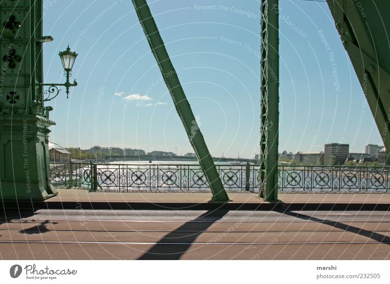 Wege über Brücken Hauptstadt Altstadt Bauwerk Architektur Sehenswürdigkeit Wahrzeichen blau grün Brückengeländer Brückenpfeiler Himmel Donau Fluss Budapest