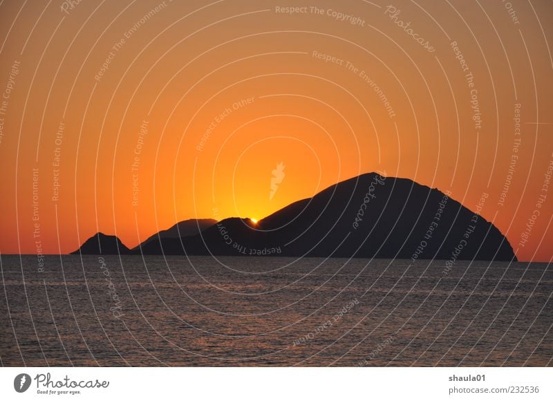 Eolian Sunset Landschaft Urelemente Wasser Wolkenloser Himmel Horizont Sonnenaufgang Sonnenuntergang Küste Meer Insel Menschenleer Unendlichkeit gelb rot