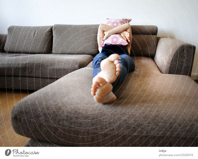 Ablehnung: Montag! Lifestyle Stil Erholung ruhig Freizeit & Hobby Häusliches Leben Sofa Frau Erwachsene Körper Fuß Frauenfuß 1 Mensch 30-45 Jahre Kissen liegen