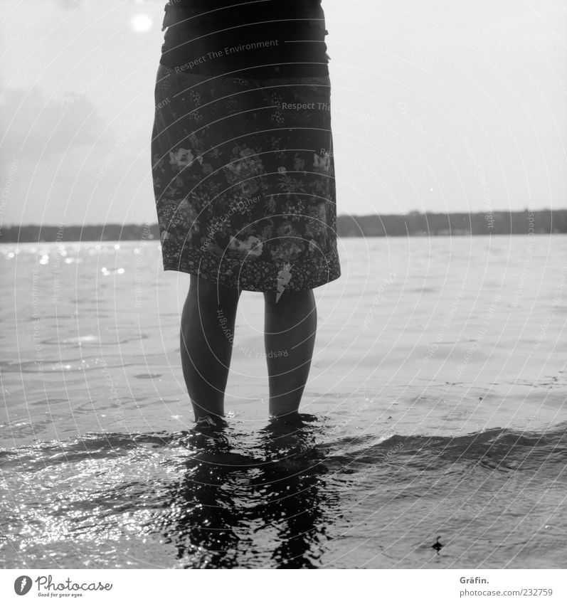 Am Wannsee Mensch feminin Frau Erwachsene Beine 1 Wasser Seeufer Rock Erholung genießen stehen grau Ferien & Urlaub & Reisen Natur Schwarzweißfoto Außenaufnahme