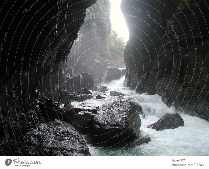 Gewallt des Wassers Höhle dunkel Wasserfall Stein Berge u. Gebirge