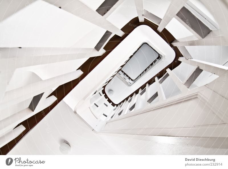 Treppenhaus grau weiß Geländer Holz Treppengeländer Linie Spirale aufsteigen abwärts hoch Sauberkeit rein Rechteck gestrichen Tiefenschärfe hell Gebäudeteil