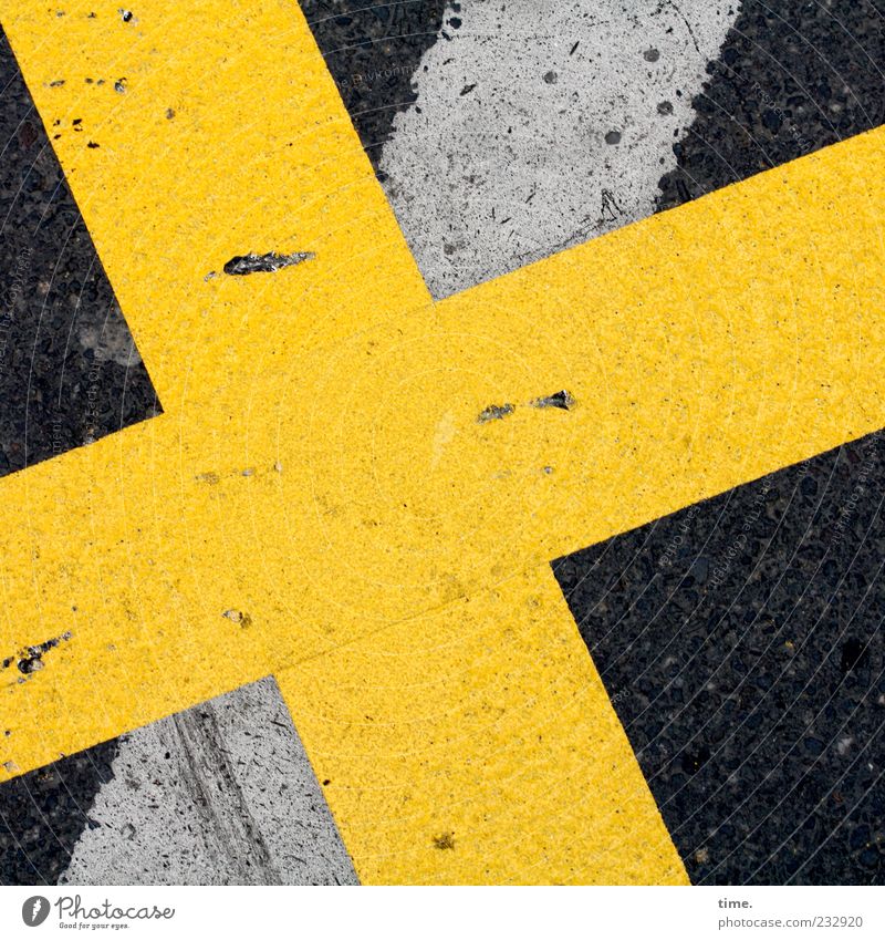 Kreuzigung Menschenleer Verkehrswege Straße Stein Zeichen Ornament Schilder & Markierungen Streifen gelb Mittelpunkt planen Symmetrie diagonal Boden Bodenbelag