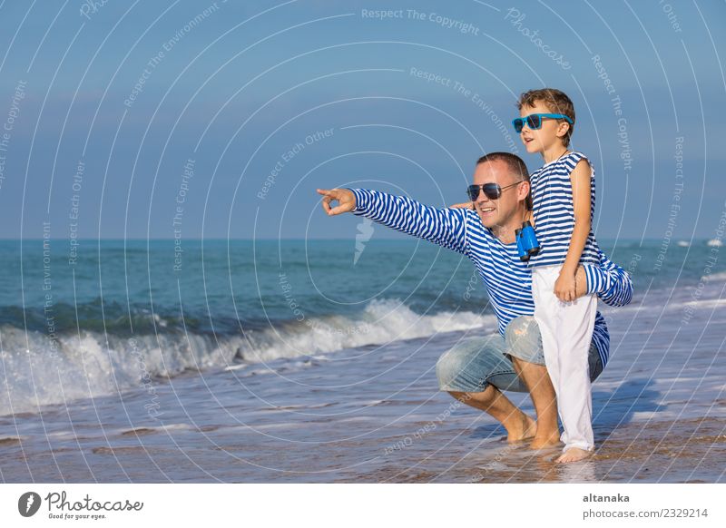 Vater und Sohn spielen am Strand am Tag. Lifestyle Freude Glück Leben Erholung Freizeit & Hobby Spielen Ferien & Urlaub & Reisen Ausflug Freiheit Camping Sommer