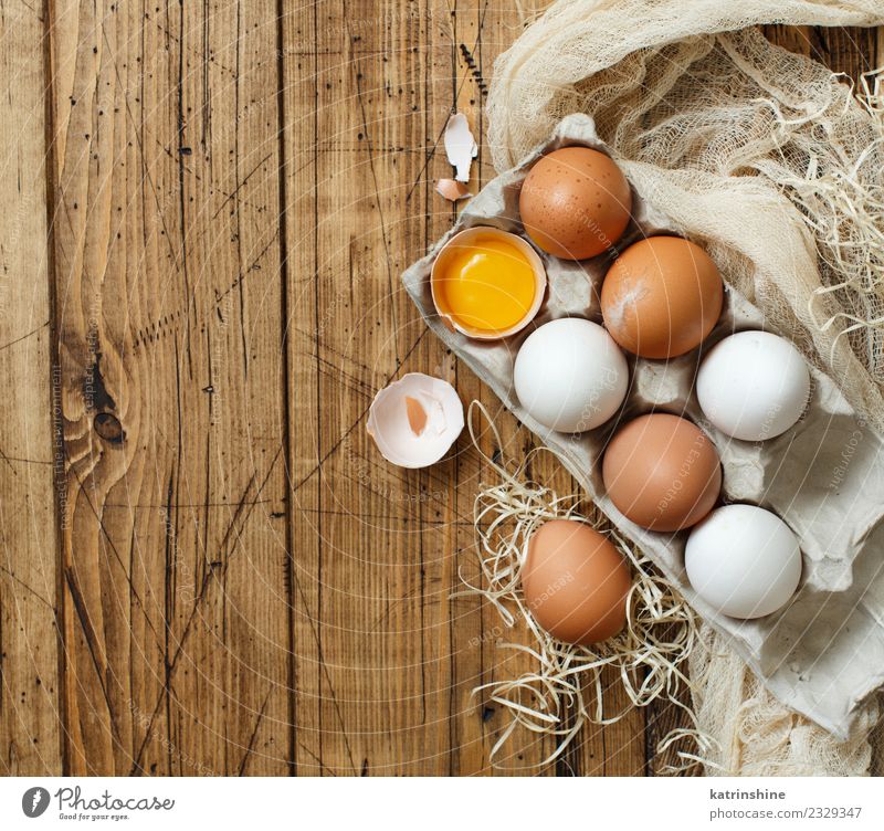 Hühnereier in einer Box Frühstück Dekoration & Verzierung Feste & Feiern Ostern Holz frisch klein natürlich retro braun gelb weiß Tradition Hintergrund Hähnchen