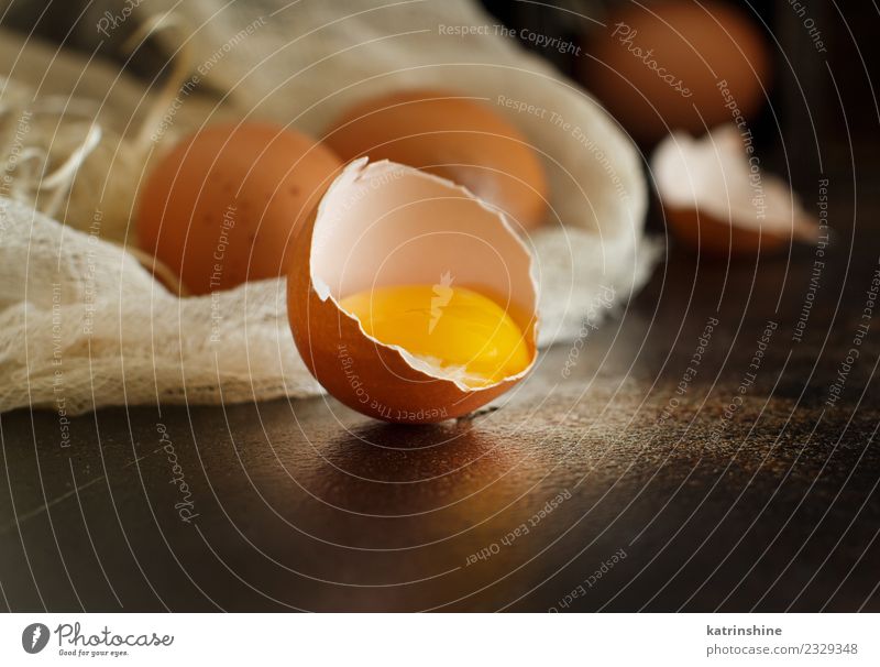 Hühnereier auf dunklem Hintergrund in Nahaufnahme Frühstück Dekoration & Verzierung Feste & Feiern Ostern Holz frisch klein natürlich retro braun gelb weiß