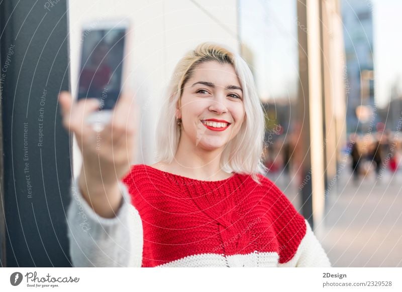 Selbstporträt einer schönen jungen blonden Frau, die sich posiert. Lifestyle Freude Glück Gesicht Ferien & Urlaub & Reisen Sommer Telefon Handy PDA Fotokamera