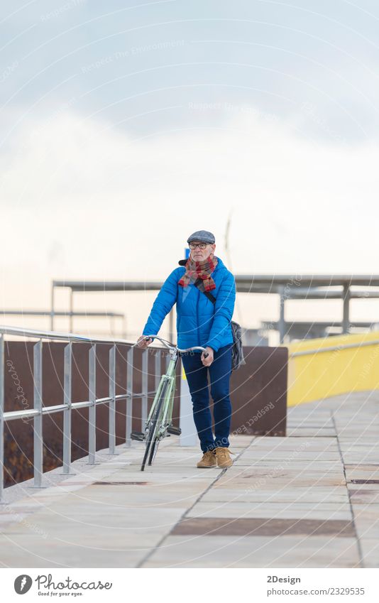 Porträt eines älteren Mannes, der mit seinem Fahrrad am Meer spazieren geht. Lifestyle elegant Leben Freizeit & Hobby Ferien & Urlaub & Reisen Freiheit Mensch