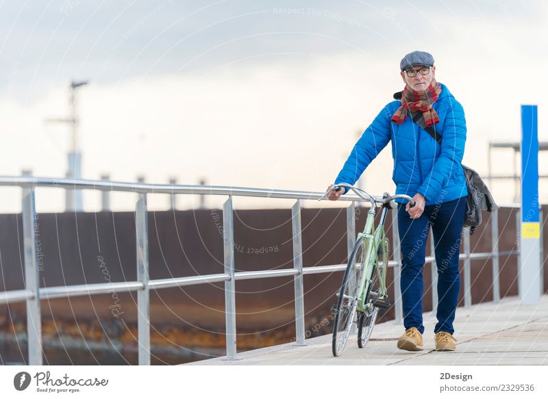 Porträt eines älteren Mannes, der mit seinem Fahrrad am Meer spazieren geht. Lifestyle elegant Leben Freizeit & Hobby Ferien & Urlaub & Reisen Freiheit Mensch