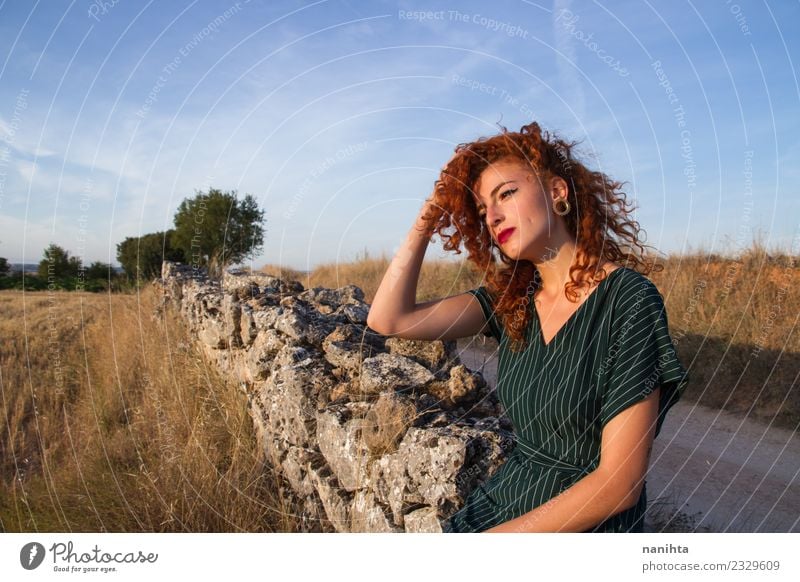 Junge Rothaarige Frau genießt den Sonnenuntergang im Freien. Lifestyle elegant Stil schön Haare & Frisuren Wellness harmonisch Sinnesorgane Erholung