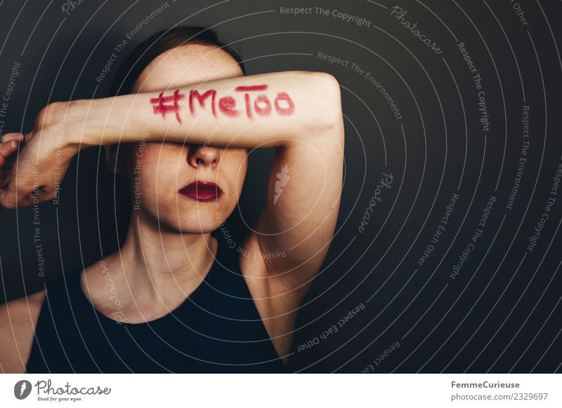 Woman showing #MeToo on her arm feminin Junge Frau Jugendliche Erwachsene 1 Mensch 18-30 Jahre 30-45 Jahre Zeichen Schriftzeichen Sex Sexualität Tabubruch Wut