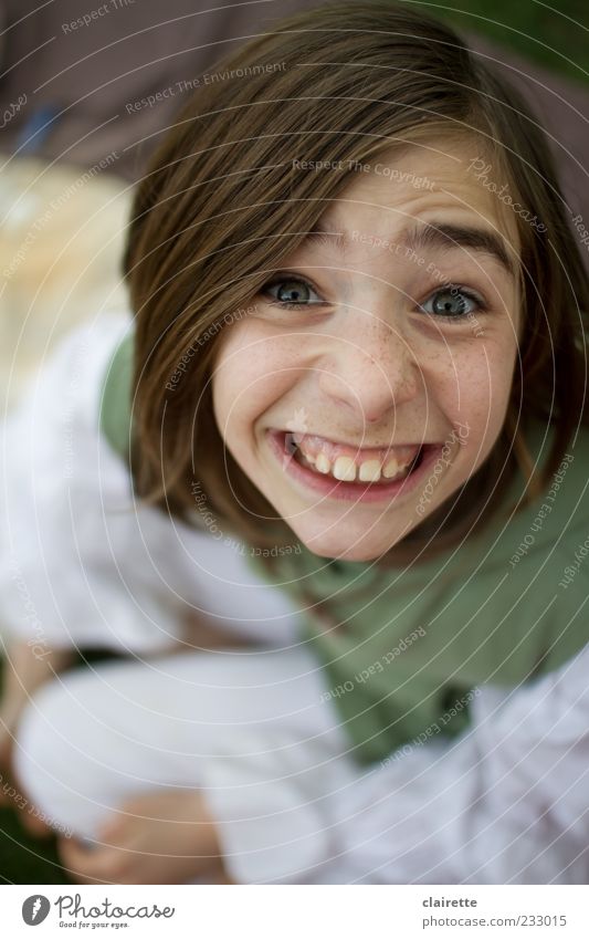 Lächeln ist die charmanteste Art, dem Feind die Zähne zu zeigen Kind Mädchen Kindheit Jugendliche 1 Mensch 8-13 Jahre brünett Scheitel sitzen verrückt grün weiß