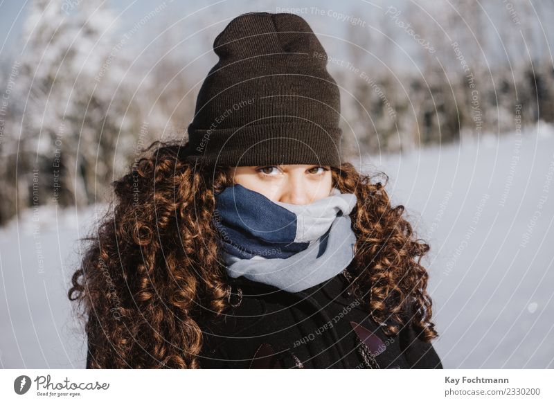 Junge Frau warm eingepackt gegen die Kälte Lifestyle Ferien & Urlaub & Reisen Tourismus Ausflug Winter Schnee Winterurlaub wandern Jugendliche Leben Auge 1