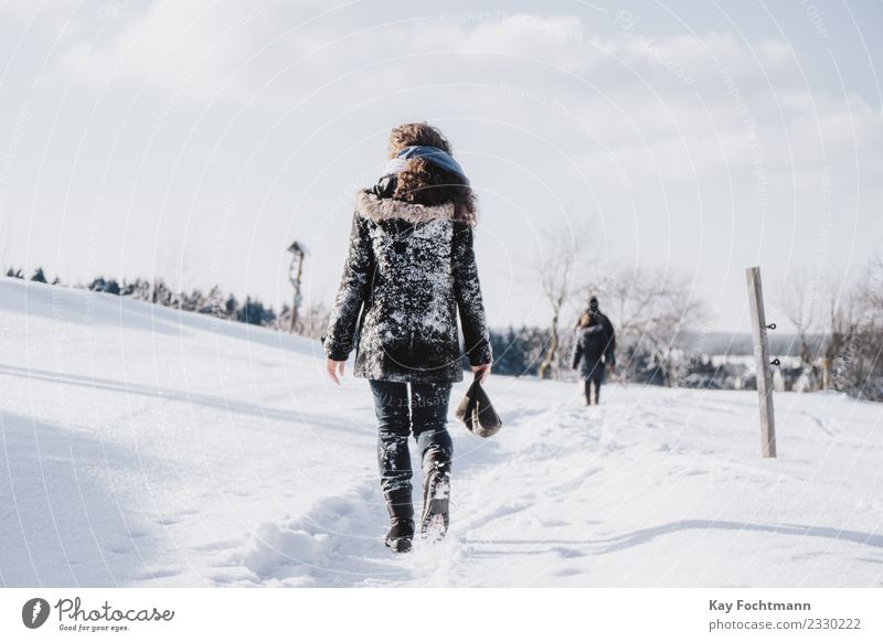 Junge Frau stapft durch Winterlandschaft Lifestyle Wellness Leben Wohlgefühl Ferien & Urlaub & Reisen Tourismus Schnee Winterurlaub Jugendliche 1 Mensch