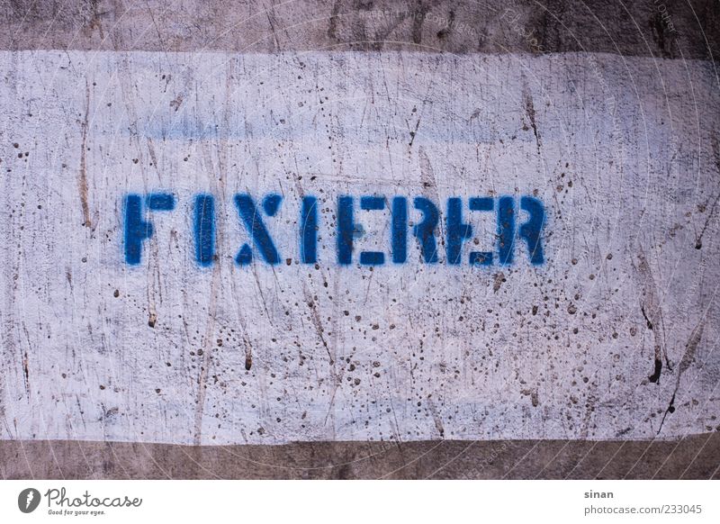 FIXIERER Arbeitsplatz Fabrik Schriftzeichen Schilder & Markierungen Graffiti alt einfach blau grau Chemie Fixierer Fotografie Schablonenschrift Betonwand Wand