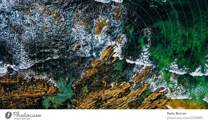 Luftaufnahme der Meereswellen, die am felsigen Strand erdrücken. Umwelt Natur Landschaft Erde Wasser Sommer Wetter Schönes Wetter Wind Sturm Felsen Wellen Bucht