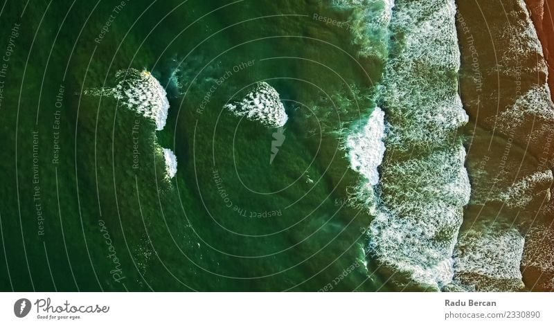 Luftaufnahme von der fliegenden Drohne der Meereswellen Umwelt Natur Landschaft Wasser Wetter Wellen Küste Strand Bucht Insel exotisch schön natürlich grün