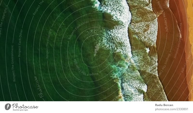 Luftaufnahme von der fliegenden Drohne der Meereswellen Umwelt Natur Landschaft Sand Wasser Sommer Wellen Küste Strand Bucht Insel einfach exotisch Ferne schön