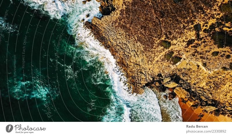 Luftaufnahme der Meereswellen, die am felsigen Strand erdrücken. Umwelt Natur Landschaft Erde Sand Wasser Sommer Wetter Unwetter Wind Wellen Küste Bucht