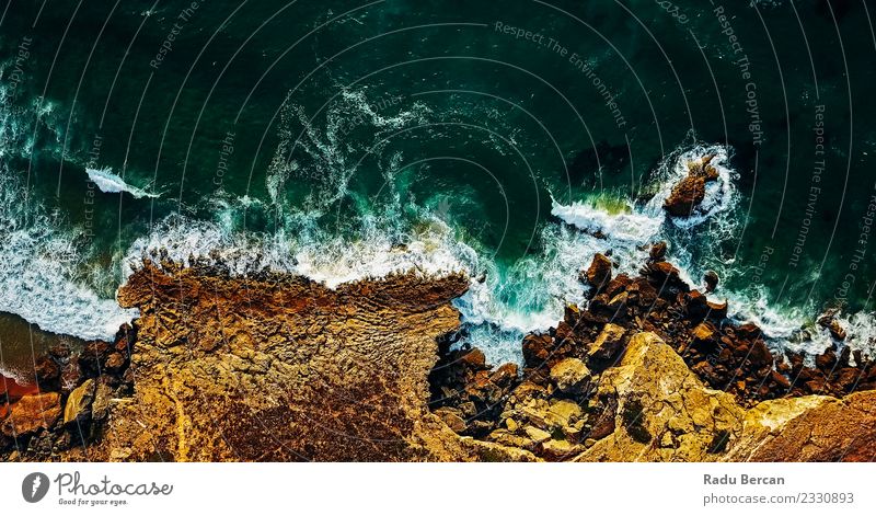 Luftaufnahme von der fliegenden Drohne der Meereswellen, die die Wellen zerstören. Umwelt Natur Landschaft Erde Sand Wasser Sommer Schönes Wetter Wärme Hügel