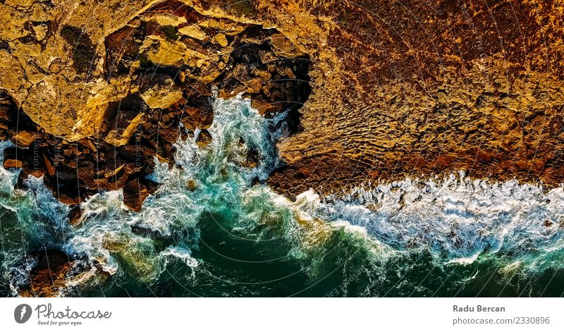 Luftaufnahme der Meereswellen, die am felsigen Strand erdrücken. Umwelt Natur Landschaft Wasser Sommer Wetter Wind Hügel Felsen Wellen Küste Bucht Insel